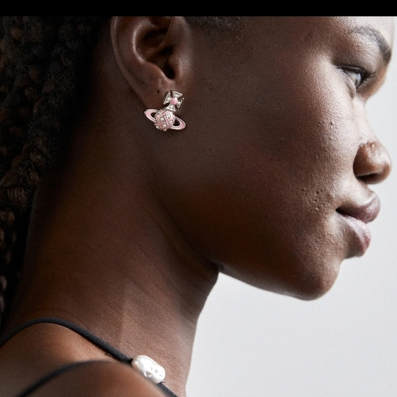 🩷🔹️Vivienne Westwood 🔹️Cassie Relief Elegant Pink and Silver Stud Earrings - Picture 2 of 4